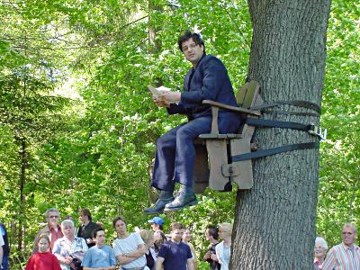Baumlesung Foto: Stuhl im Baum