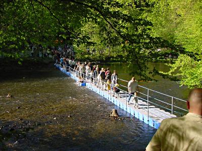 Foto: 4. Mai 2003, Behelfsbrcke ber die Wupper in Mngsten zu Solingen