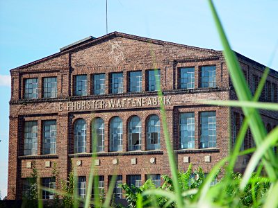 Foto zeigt das Backsteingebäude der ehemaligen Waffenfabrik Hörster