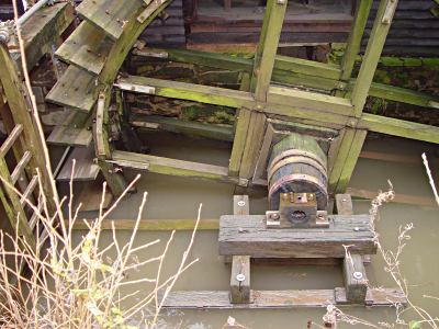 Foto: unterschlchtiges Wasserrad am Balkhauser Kotten zu Hochwasserzeiten