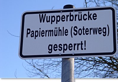 Schilder mit der Aufschrift: Wupperbrcke | Papiermhle (Soterweg) | gesperrt!
