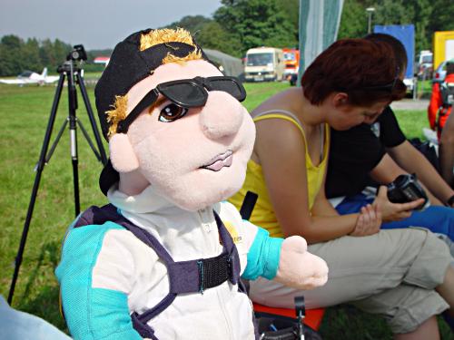 Foto zeigt eine als Fallschirmspringer verkleidete Puppe