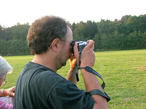 Foto zeigt einen fotografierenden Besucher