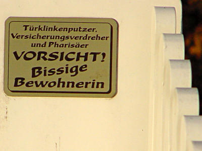 Schild: Vorsicht Bissige Bewohnerin