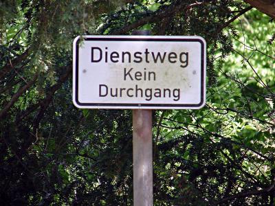 Schild mit der Aufschrift: Dienstweg - Kein Durchgang