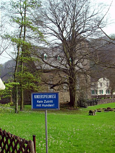 Foto - Schild mit der Aufschrift: KINDERSPIELWIESE Kein Zutritt mit Hunden!