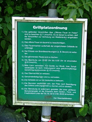Foto: Hinweisschild mit der in Solingen gültigen Grillplatzordnung