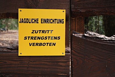 Foto: Hinweisschild mit der Aufschrift 'Jagdliche Einrichtung - Zutritt strengstens verboten'