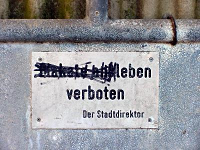 Schild mit der Aufschrift: Plakate ankleben verboten