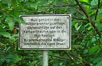 Schild mit der Aufschrift: Mll gehrt in die Mllverbrennungsanlage.