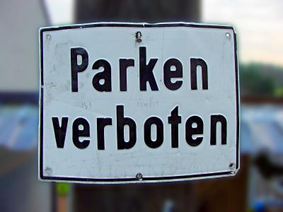 Foto: Schild mit der Aufschrift 'Parken verboten'