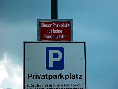 Foto: Schild mit der Aufschrift 'Dieser Parkplatz ist eine Hundetoilette'