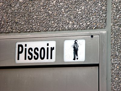 Foto: Schild mit der Aufschrift Pissoir