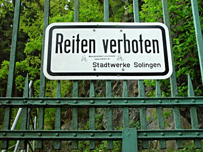 Schild mit der Aufschrift: 'Reiten verboten - Stadtwerke Solingen'