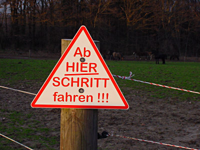 Foto: Hinweisschild mit dem handgeschriebenen Text - 