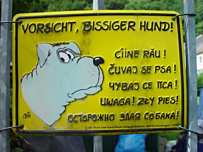 Foto: Schild mit der Aufschrift: Vorsicht, bissiger Hund!