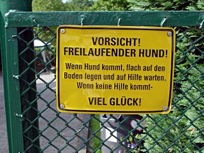 Schild: Vorsicht! Freilaufender Hund