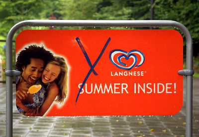 Foto: Werbeschild mit der Aufschrift 'Summer inside' und einem Tag 'Y'