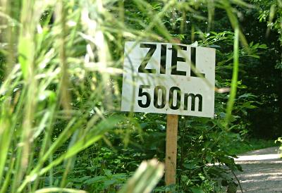 Foto: Schild mit der Auschrift 'Ziel 500m'